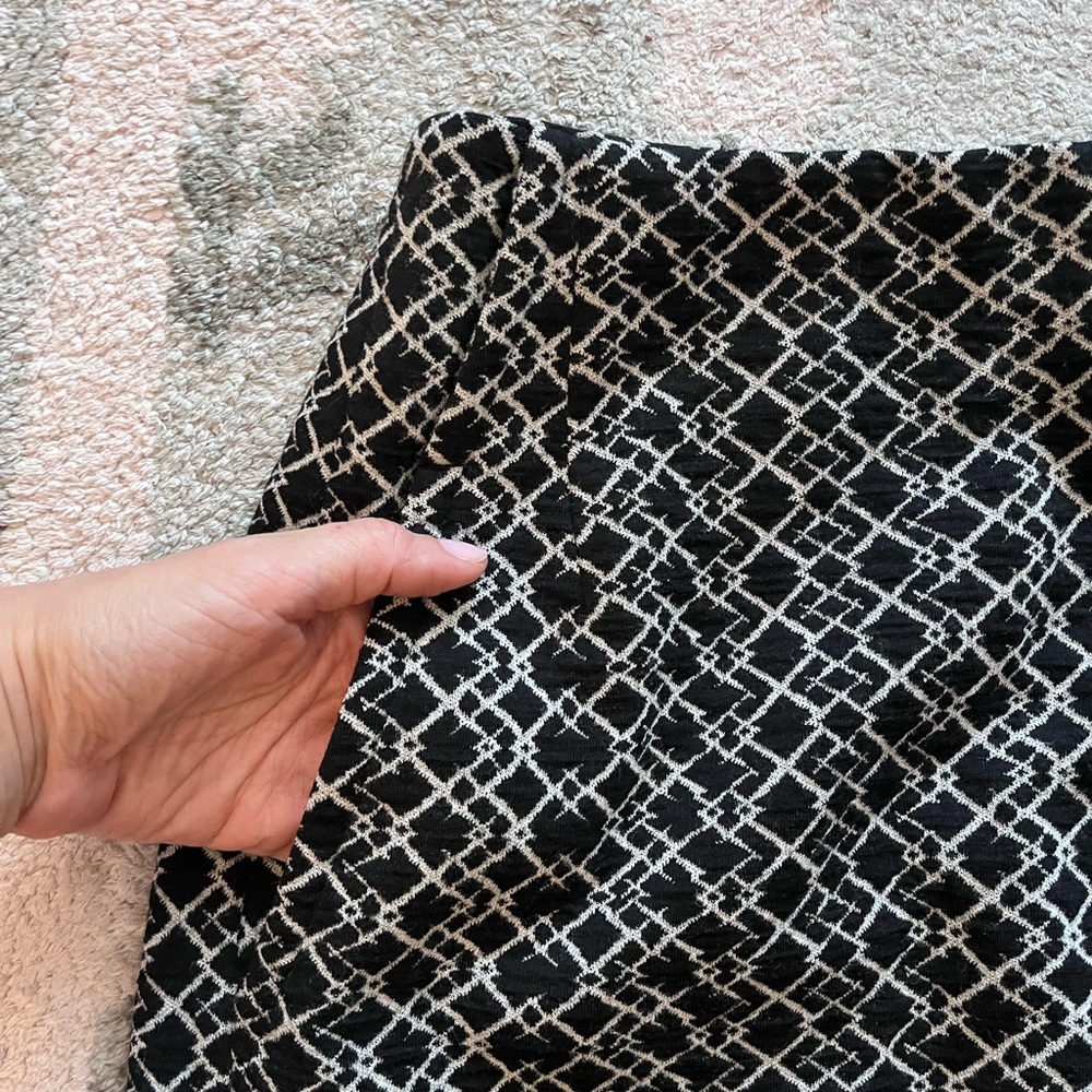 Black and White Geometric Pencil Skirt - Picture 4 of 5